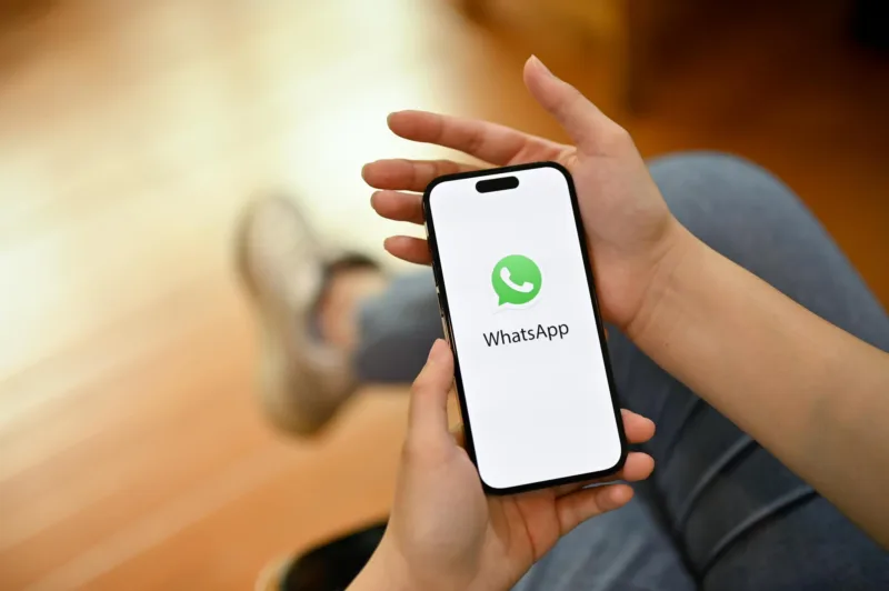 whatsapp iphone freepik