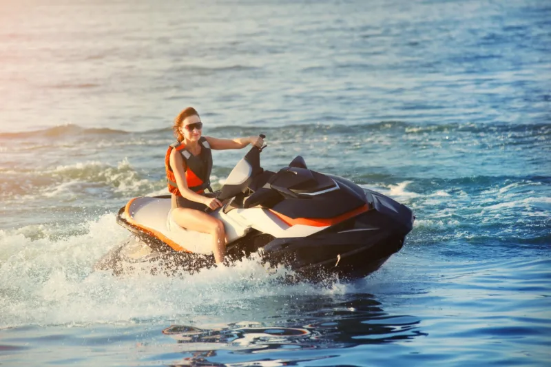 jet ski djevojka freepik