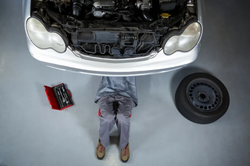 automehaničar servis automobila freepik