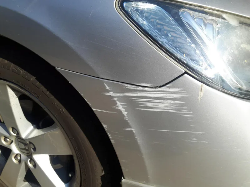 ogrebotine na automobilu freepik