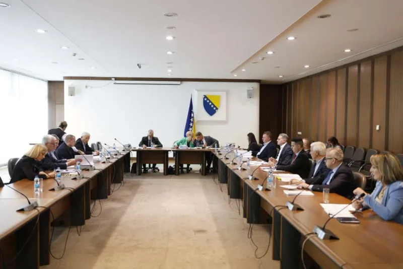 komisija ustavno