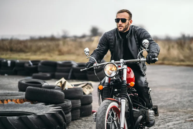 biker na motoru freepik