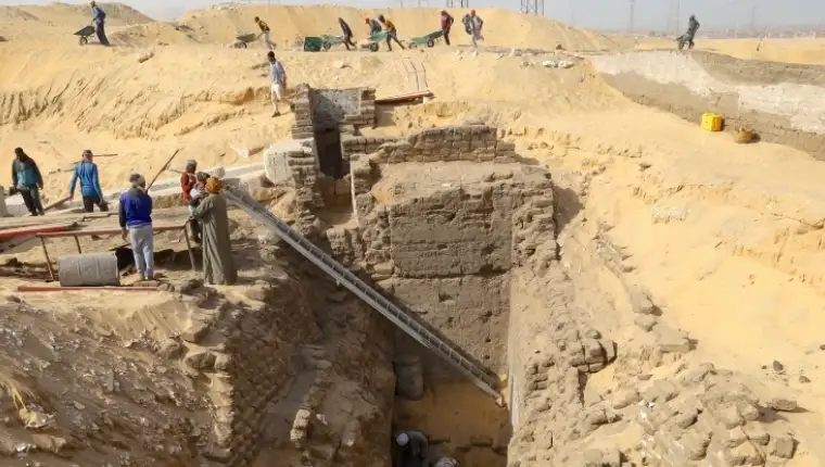 PeopleWorkingOnSandAboveAncientTomb