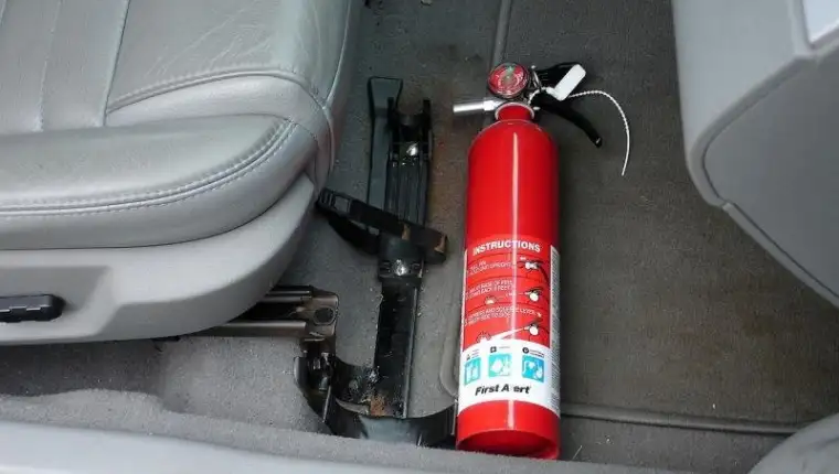 Aparat_za_gasenje_pozara automobil