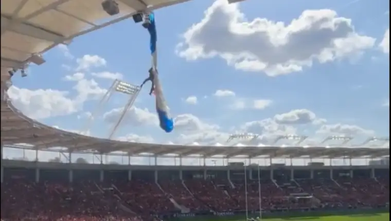 padobranac na krovu stadiona