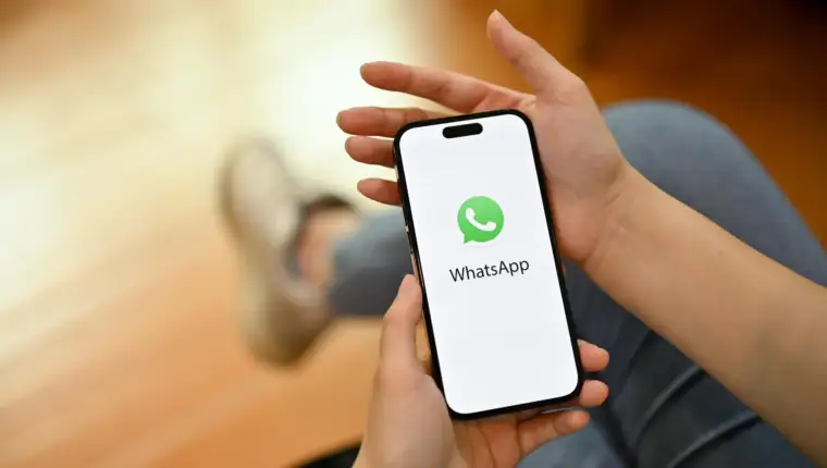 whatsapp iphone freepik