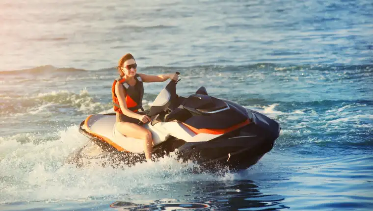 jet ski djevojka freepik