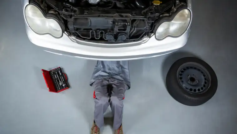 automehaničar servis automobila freepik