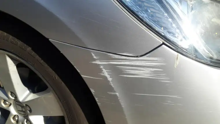 ogrebotine na automobilu freepik