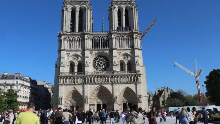 AA-20250420-37689362-37689356-PARISKA_KATEDRALA_PONOVO_RODENA_POSJETIOCI_DIRNUTI_USKRSNUCEM_NOTREDAMEA