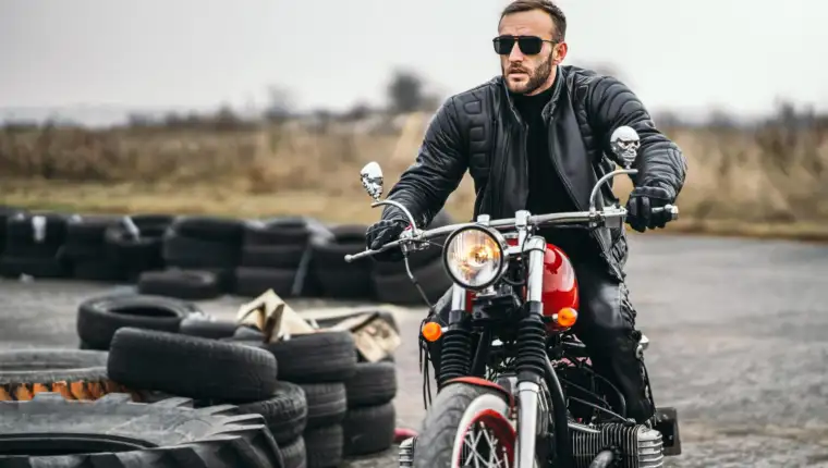 biker na motoru freepik