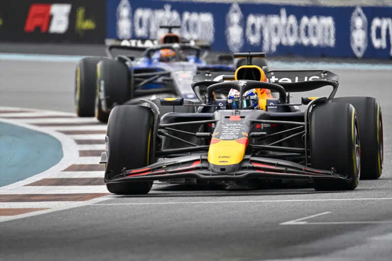 AA-20250504-37839969-37839968-FORMULA_1_MAX_VERSTAPPEN_STARTA_PRVI_U_MIAMIJU
