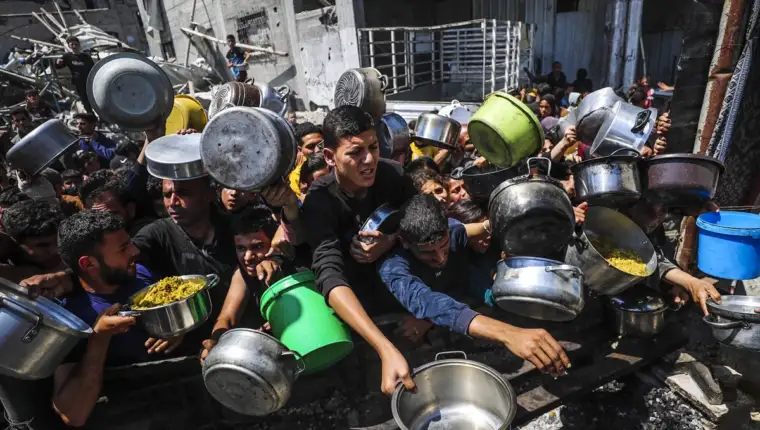 AA-20250505-37853757-37853744-PALESTINCI_U_DUGIM_REDOVIMA_CEKAJU_HRANU_U_JEKU_NASTAVKA_IZRAELSKE_BLOKADE_I_NAPADA_U_GAZI