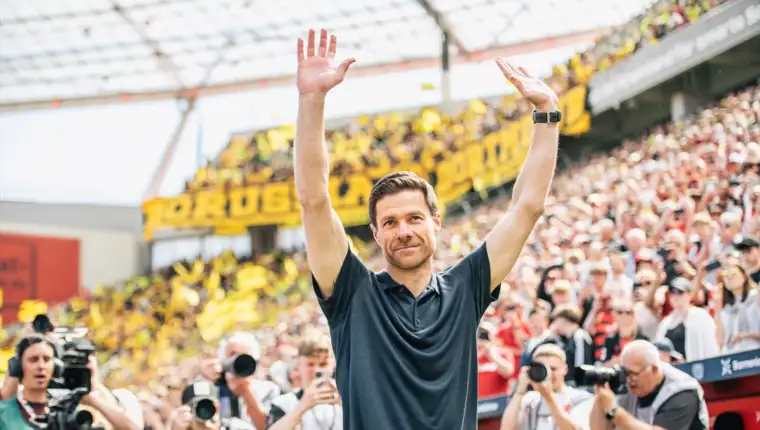 AA-20250511-37917153-37917146-XABI_ALONSO_SE_OPROSTIO_OD_NAVIJACA_BAYERA_DOBIO_ULICU_U_LEVERKUSENU