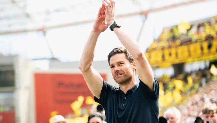 AA-20250511-37917153-37917147-XABI_ALONSO_SE_OPROSTIO_OD_NAVIJACA_BAYERA_DOBIO_ULICU_U_LEVERKUSENU