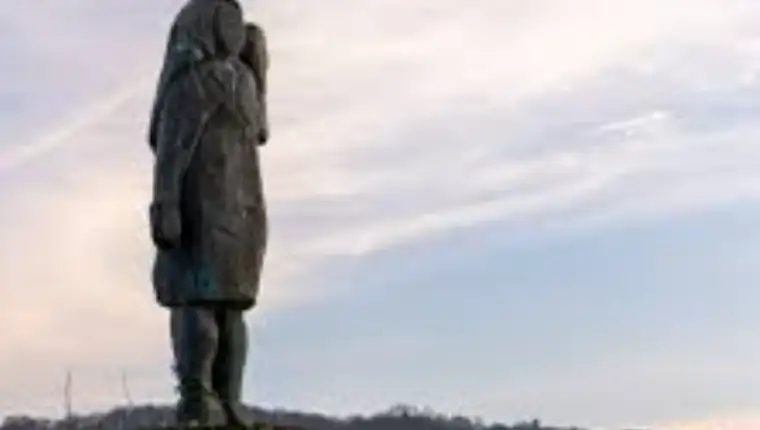 melanija statuas 1