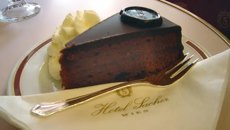 1200px-Sachertorte_DSC03027_retouched