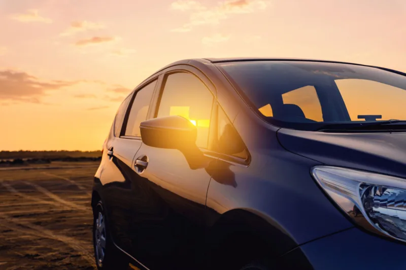 automobil parkiran na suncu freepik