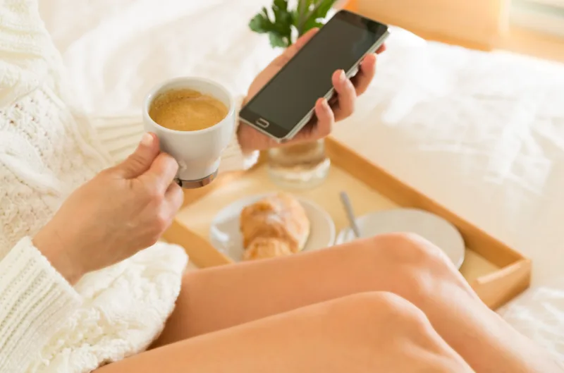 jutarnja kafa uz mobitel freepik