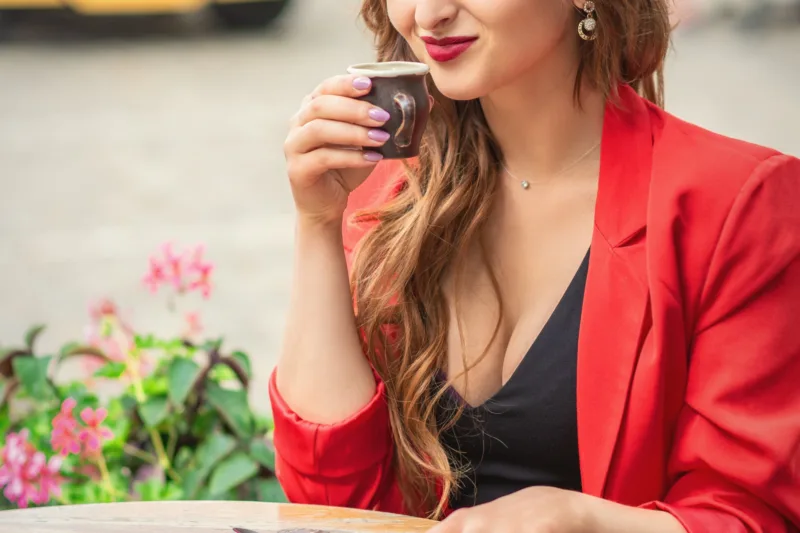 žena pije kafu freepik