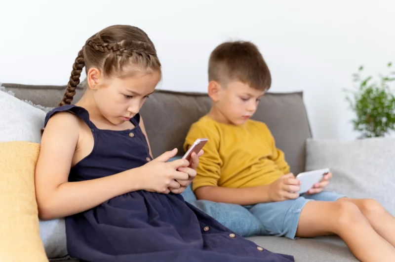 djeca gledaju u mobitele freepik
