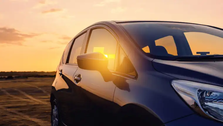 automobil parkiran na suncu freepik