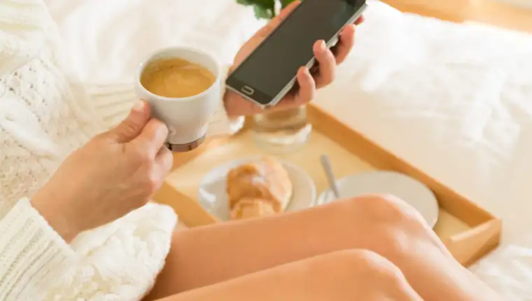 jutarnja kafa uz mobitel freepik