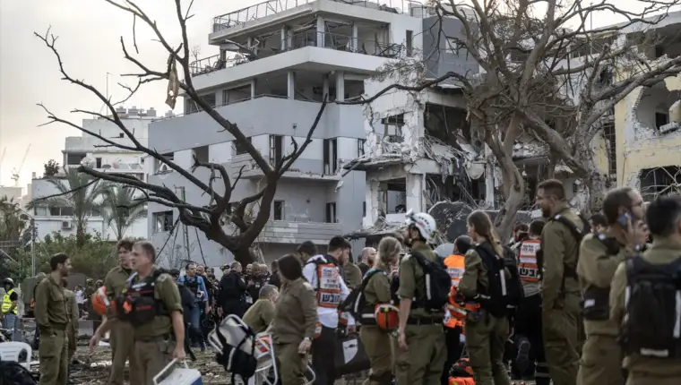 AA-20250616-38291539-38291537-SPASILACKI_TIMOVI_PRETRAZUJU_RUSEVINE_NAKON_IRANSKOG_NAPADA_NA_TEL_AVIV
