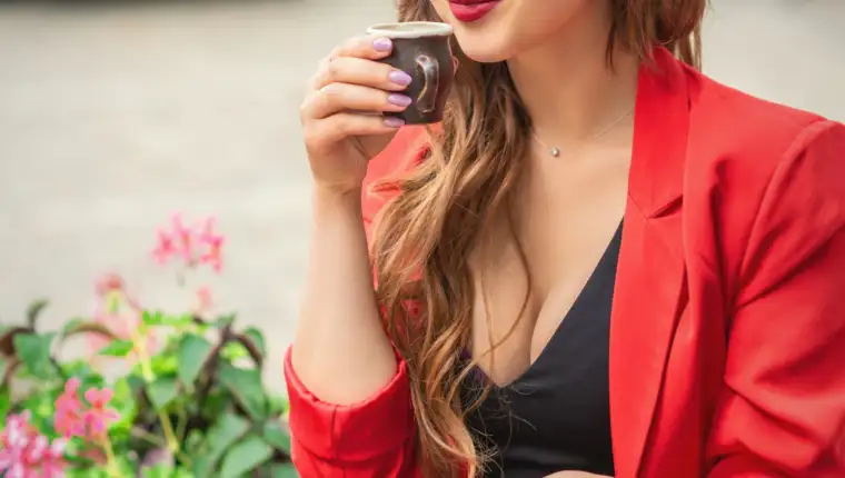 žena pije kafu freepik