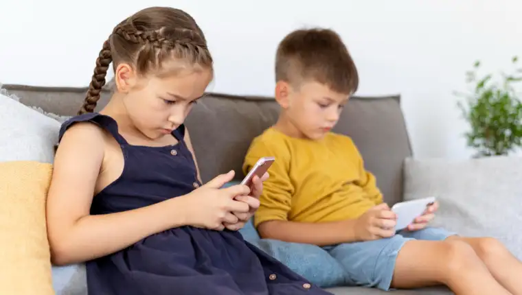 djeca gledaju u mobitele freepik