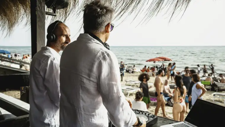 group-people-beach