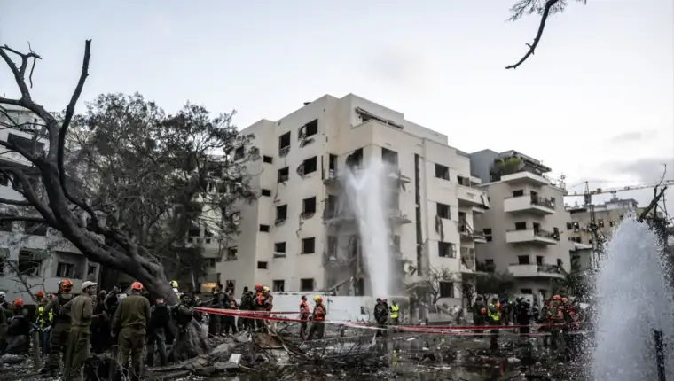 AA-20250616-38291539-38291514-SPASILACKI_TIMOVI_PRETRAZUJU_RUSEVINE_NAKON_IRANSKOG_NAPADA_NA_TEL_AVIV