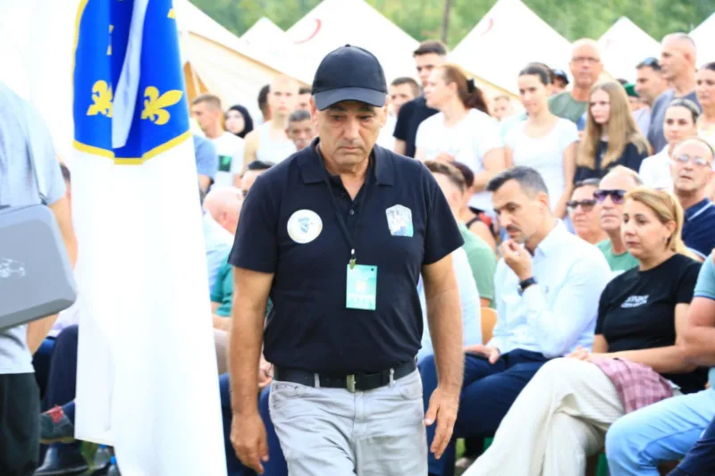 Suljo Cakanovic vec tri godine predvodi kolonu onih koji odaju pocast zrtvama