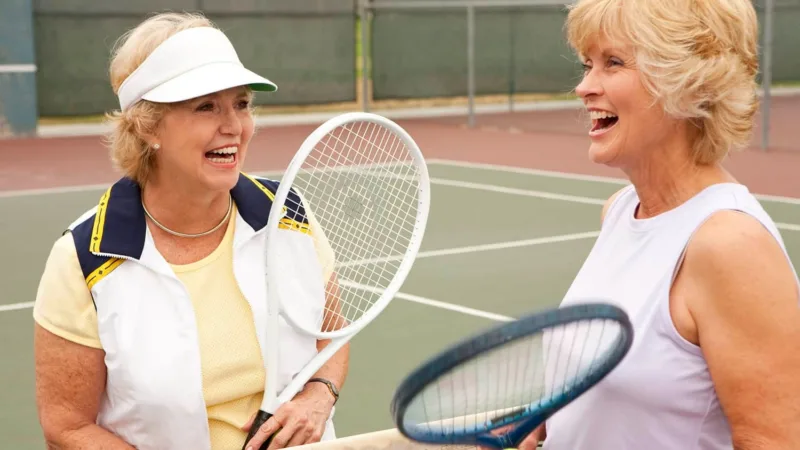 stariji ljudi igraju tenis mentalno zdravlje