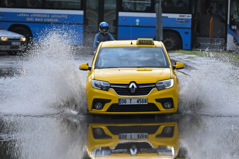 Jaka kiša i nevrijeme pogodili Ankaru, dijelovi grada poplavljeni