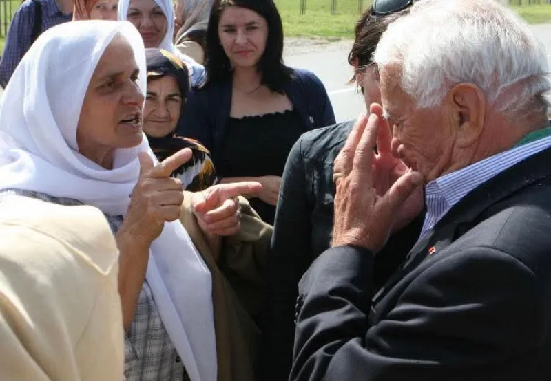 Prilikom posjete generala Filipa Moriona Potočarima-Hatidžina grčevita borba i podsjećanje na njegovu stramnu ulogu