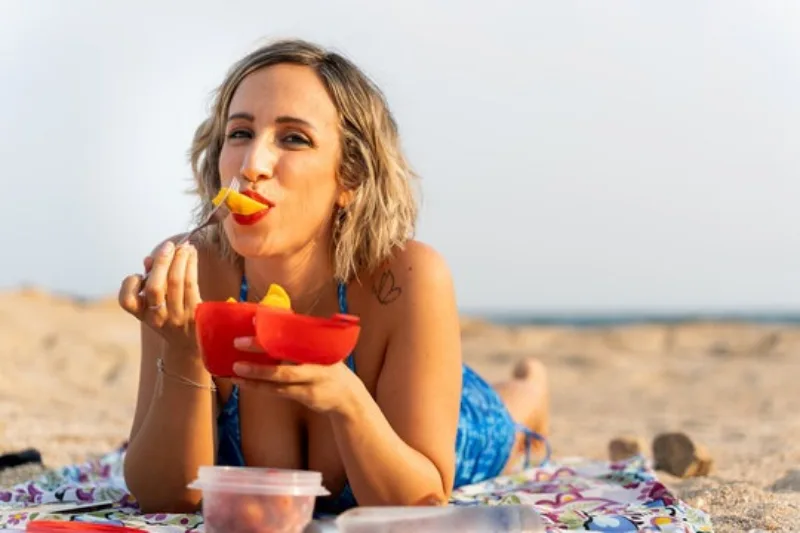 voćna salata na plaži