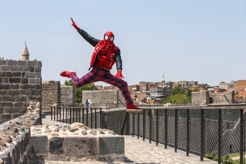 AA-20250726-38670579-38670572-TURSKI_SPIDERMAN_STIGAO_U_DIYARBAKIR_ZELI_POSJETITI_SVE_TURSKE_GRADOVE