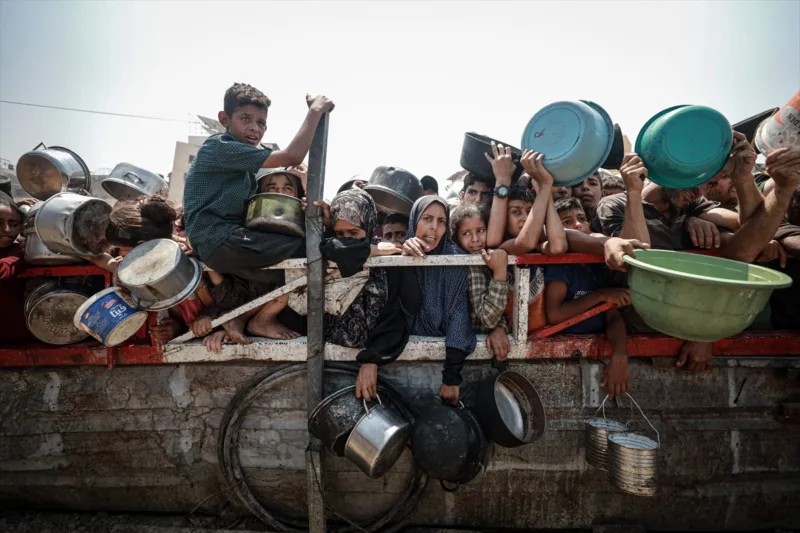 AA-20250726-38668510-38668486-PALESTINCI_CEKAJU_U_REDU_ZA_OBROK_USLIJED_GLADI_U_GAZI