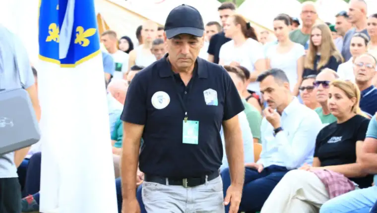 Suljo Cakanovic vec tri godine predvodi kolonu onih koji odaju pocast zrtvama