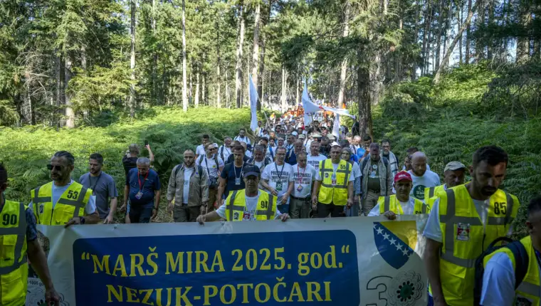Krenuo "Marš mira": Hiljade ljudi odaju počast žrtvama genocida u Srebrenici