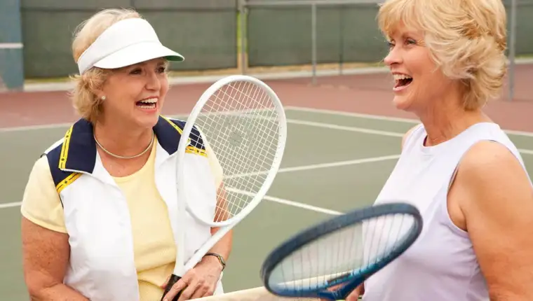 stariji ljudi igraju tenis mentalno zdravlje