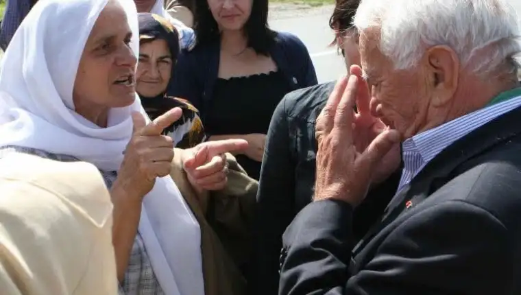Prilikom posjete generala Filipa Moriona Potočarima-Hatidžina grčevita borba i podsjećanje na njegovu stramnu ulogu