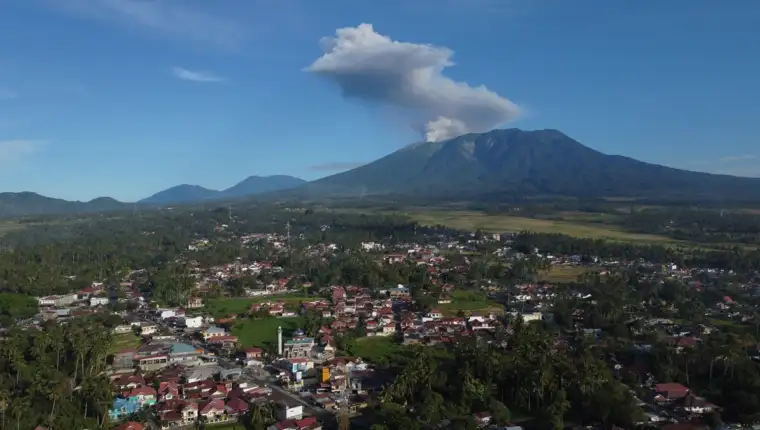 AA-20250723-38635739-38635724-ERUPCIJA_VULKANA_MARAPI_NA_SUMATRI