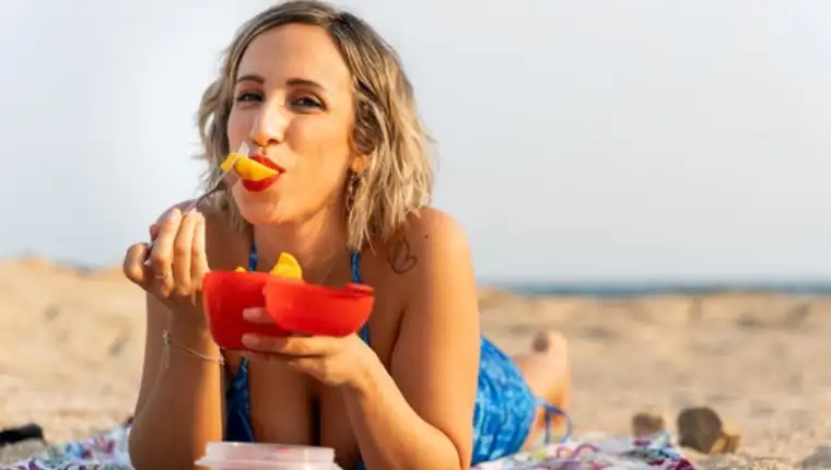 voćna salata na plaži
