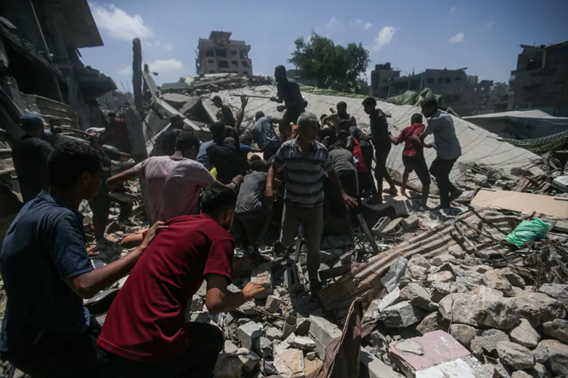 Palestinci u očajničkoj borbi za dio pomoći koja stiže padobranima