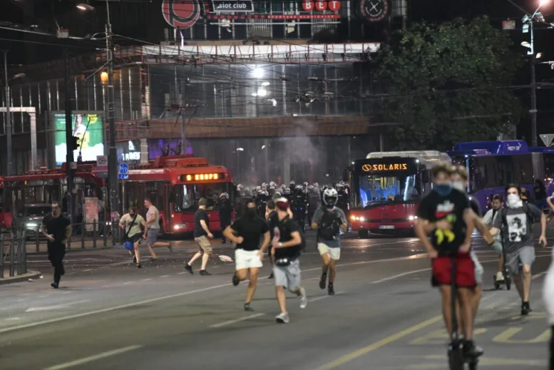 Protest "Večeras pucate po šavovima"
