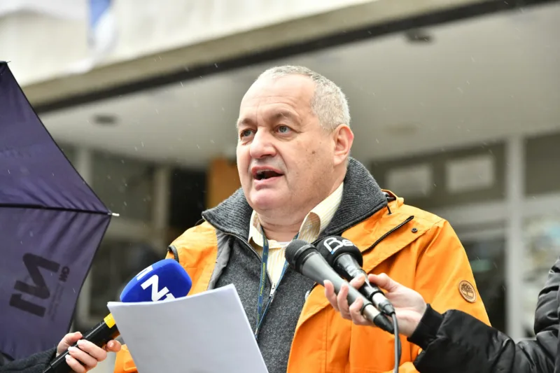 Beograd: Srđan Milivojević održao je konferenciju za novinare zbog podnošenja krivične prijave za upotrebu zvučnog topa