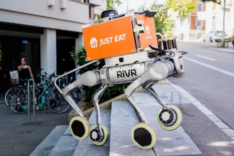 robot dostava hrane