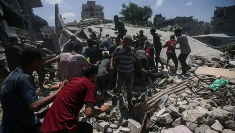 Palestinci u očajničkoj borbi za dio pomoći koja stiže padobranima